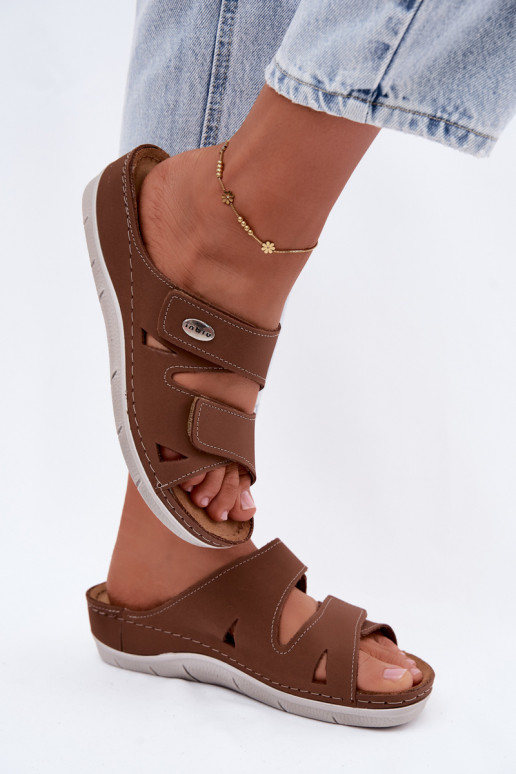 Bruine dames leren slippers met plakkende sluitingen Inblu OE0001GU