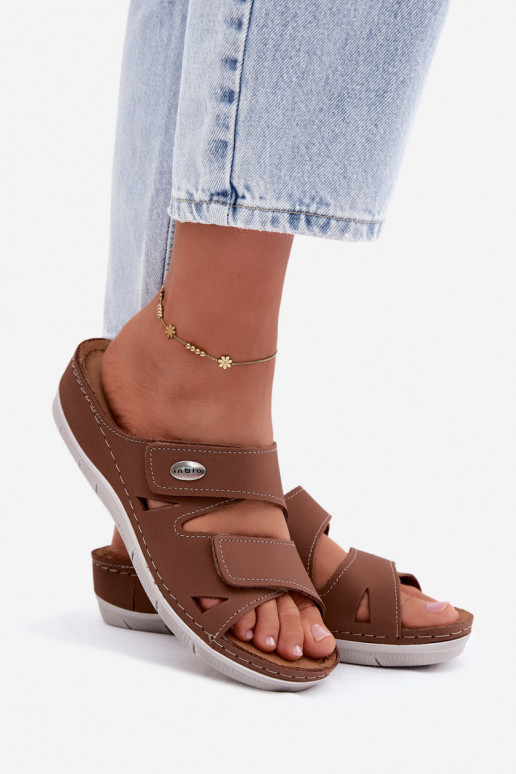 Bruine dames leren slippers met plakkende sluitingen Inblu OE0001GU