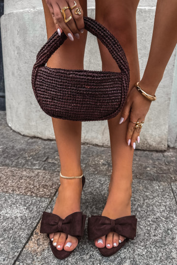 Dames slippers met dunne hakken en strikken in chocolade faux suede Tai turignolia 2