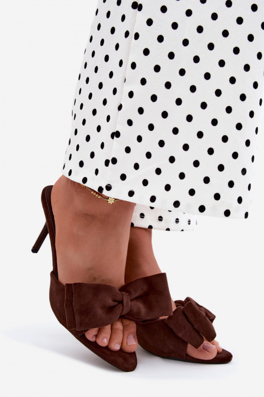 Dames slippers met dunne hakken en strikken in chocolade faux suede Tai turignolia