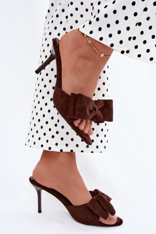 Dames slippers met dunne hakken en strikken in chocolade faux suede Tai turignolia