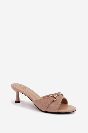 Beige dameslippers met dunne hakken en decoratieve details Poppia 2