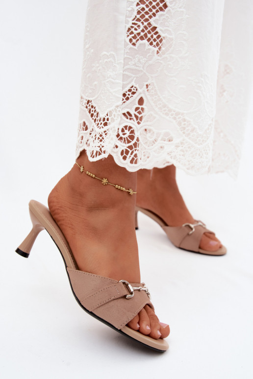 Beige dameslippers met dunne hakken en decoratieve details Poppia