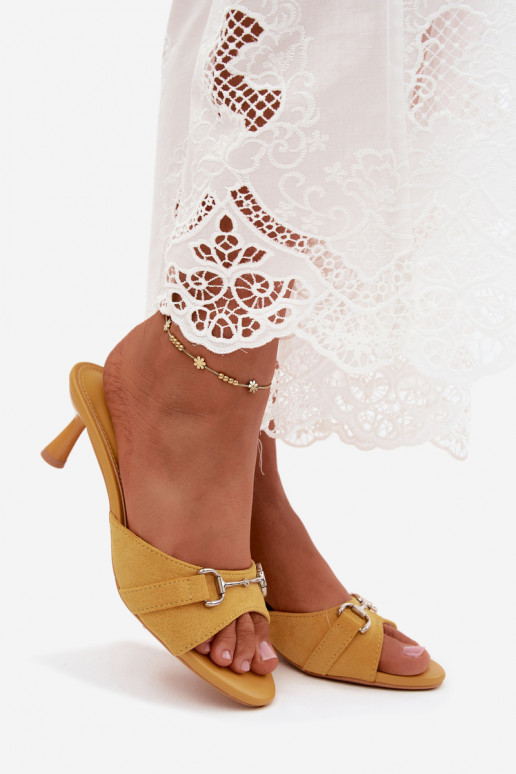 Gele dameslippers met dunne hakken en decoratieve details Poppia