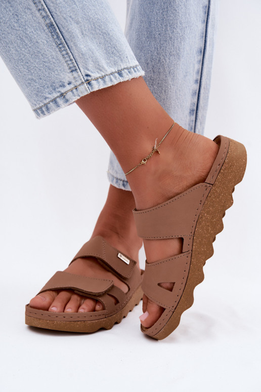 Bruine leren slippers met plakkerige sluiting Inblu