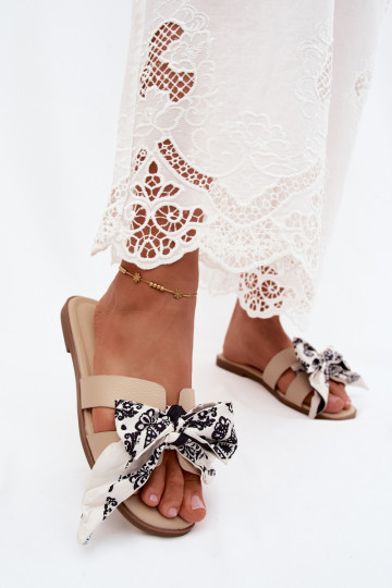Dames slippers met brede hakken en strikken in zand Caprissa 2