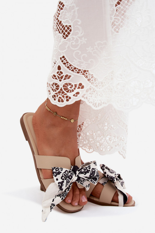 Dames slippers met brede hakken en strikken in zand Caprissa