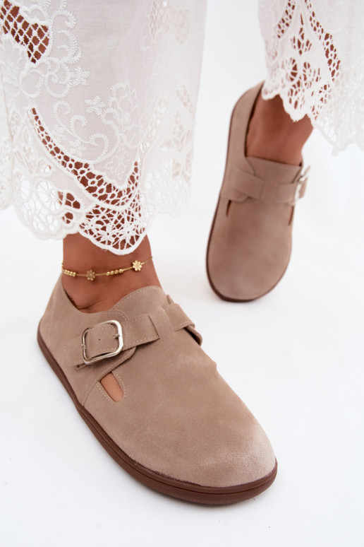 Sandkleurige dames schoenen met gespen van faux suede Sombellia