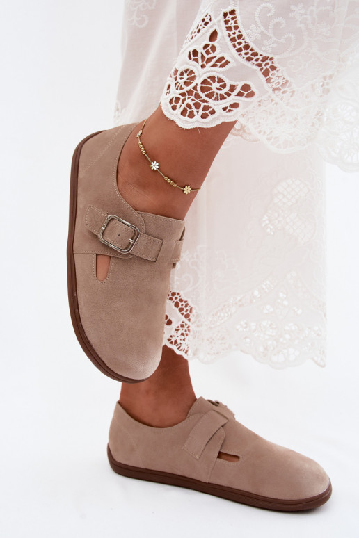 Sandkleurige dames schoenen met gespen van faux suede Sombellia