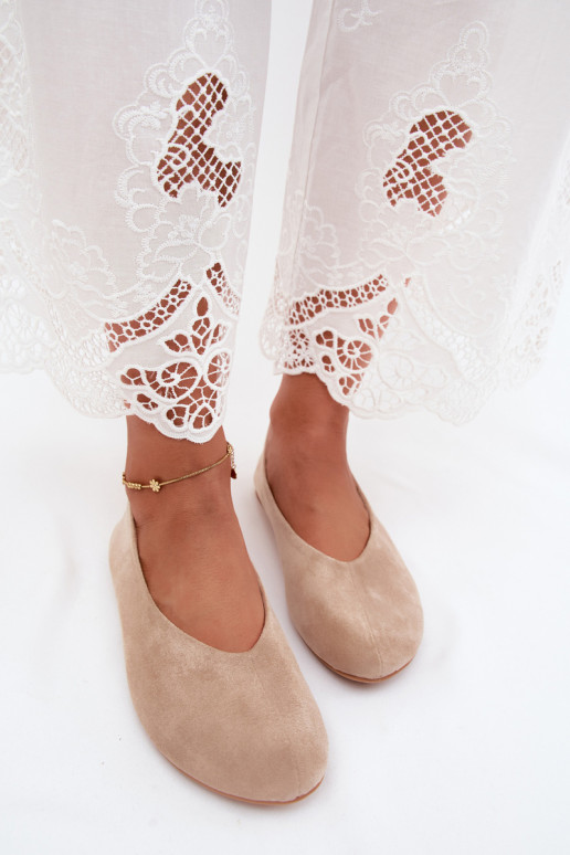 Sandkleurige ballerina's van faux suede Camdena