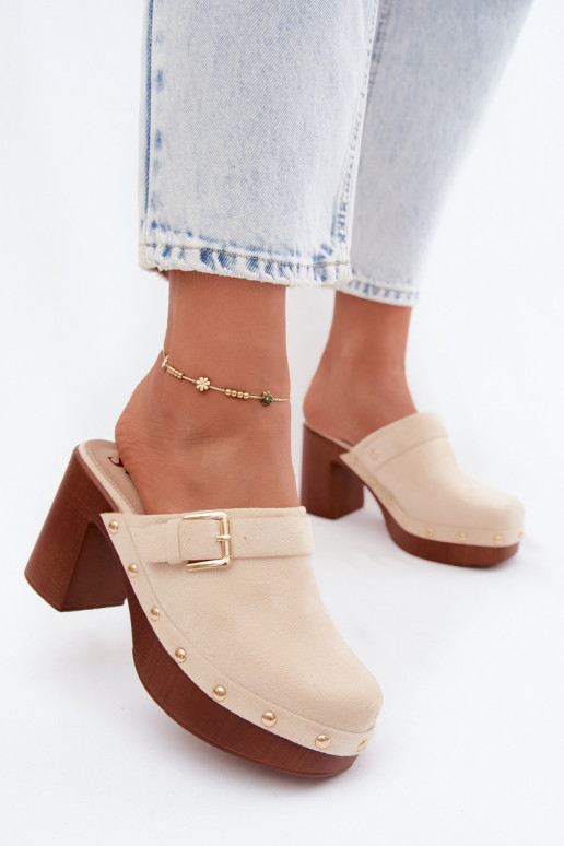 Sandkleurige damesklompen met hakken, gespen en studs Lagunelle