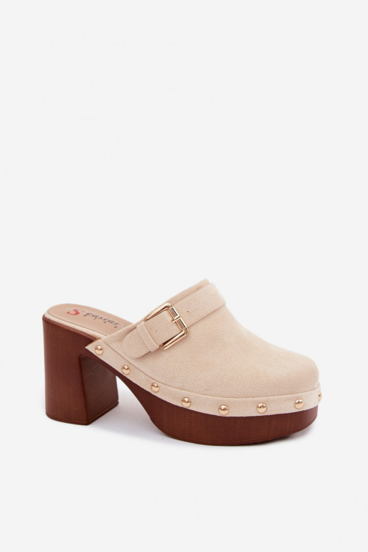 Sandkleurige damesklompen met hakken, gespen en studs Lagunelle