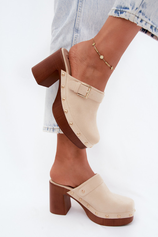 Sandkleurige damesklompen met hakken, gespen en studs Lagunelle