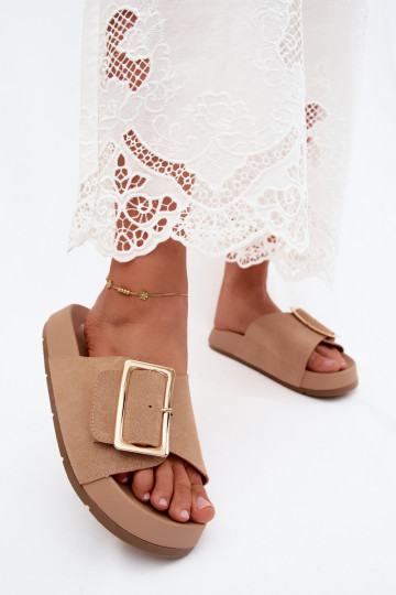 Sandkleurige dames slippers met gouden gespen en platform van faux suede Coralora
