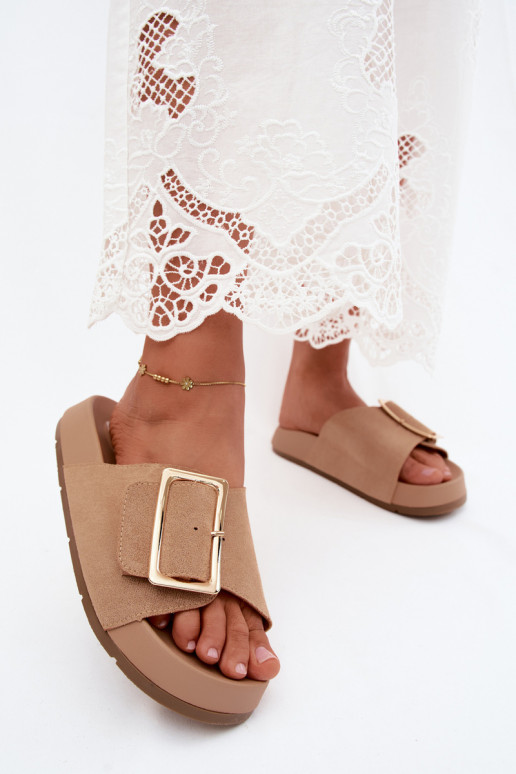 Sandkleurige dames slippers met gouden gespen en platform van faux suede Coralora