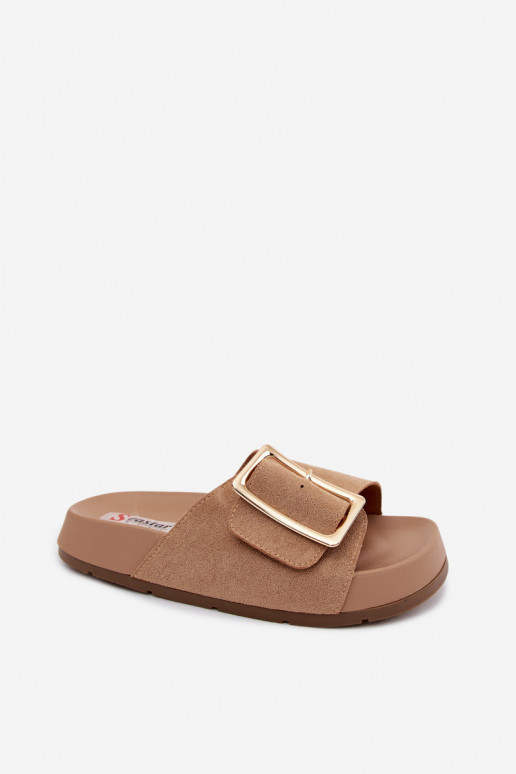 Sandkleurige dames slippers met gouden gespen en platform van faux suede Coralora