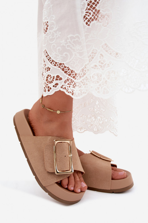 Sandkleurige dames slippers met gouden gespen en platform van faux suede Coralora