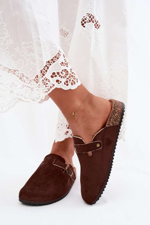 Chocoladekleurige damesklompen met gespen van faux suede Tropina