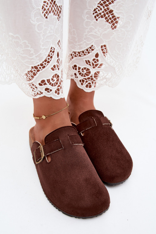 Chocoladekleurige damesklompen met gespen van faux suede Tropina