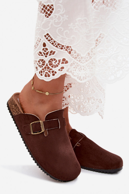 Chocoladekleurige damesklompen met gespen van faux suede Tropina
