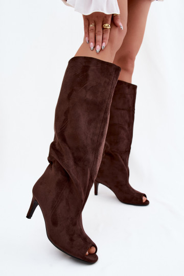 Chocolade lange laarzen met open neuzen van faux suede op een dunne hak Puffina