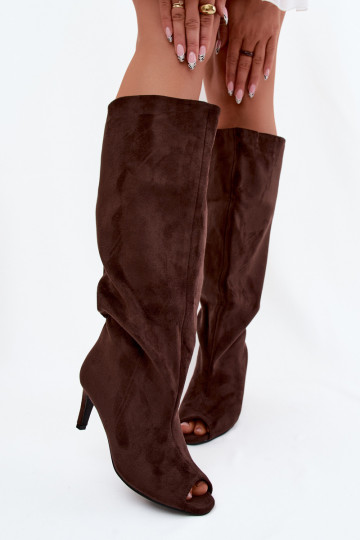 Chocolade lange laarzen met open neuzen van faux suede op een dunne hak Puffina 2