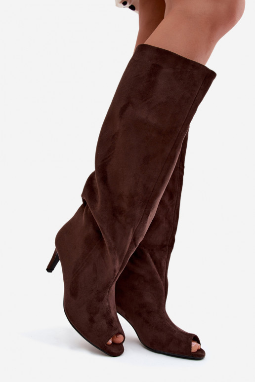 Chocolade lange laarzen met open neuzen van faux suede op een dunne hak Puffina