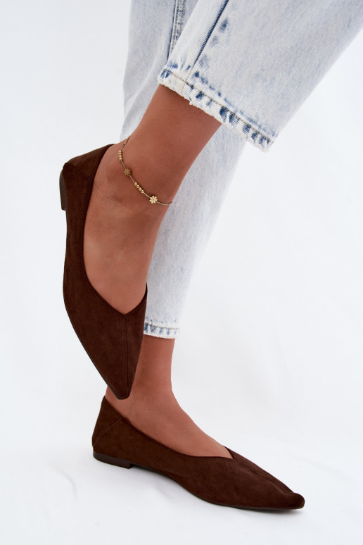 Chocolade puntige ballerina's van faux suede Corabella