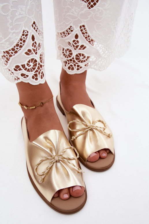 Gouden dames sandalen met decoratieve veters en glanzende afwerking van faux leather Coltrania