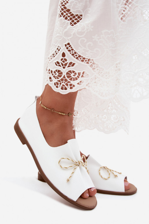 Witte dames sandalen met decoratieve veters en glanzende afwerking van faux leather Coltrania