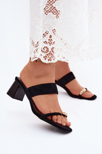 Slippers met hakken en gouden details in zwart Dakotelle