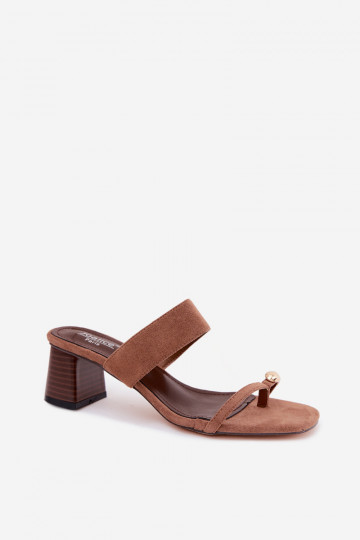 Slippers met hakken en gouden details in bruin Dakotelle 2