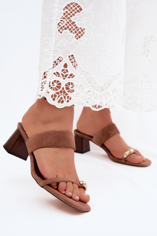 Slippers met hakken en gouden details in bruin Dakotelle
