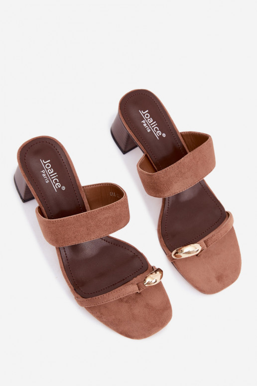 Slippers met hakken en gouden details in bruin Dakotelle