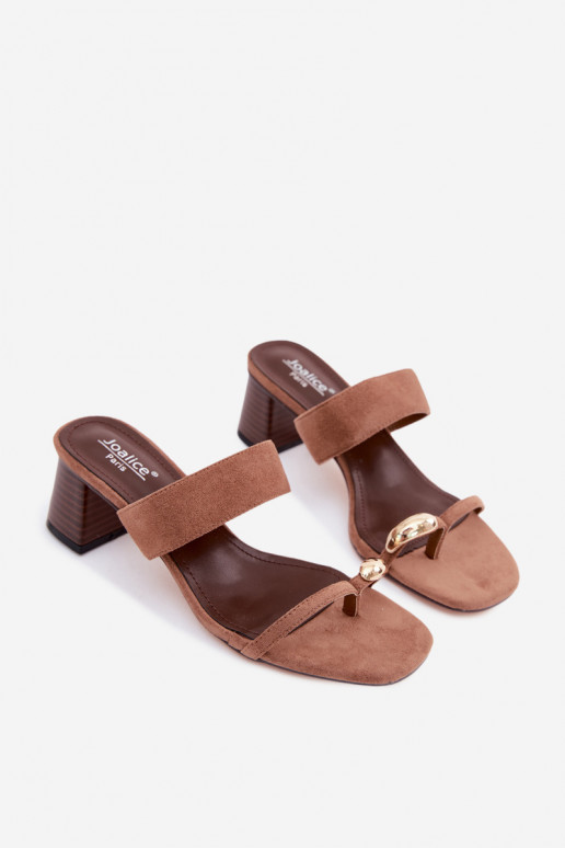 Slippers met hakken en gouden details in bruin Dakotelle