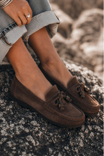 Dames mocassins met strikken en franjes van faux suede in chocolade kleur Bluebell 2