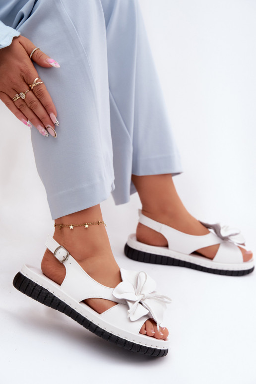 Witte dames sandalen met decoratieve ringen Vinceza 66917