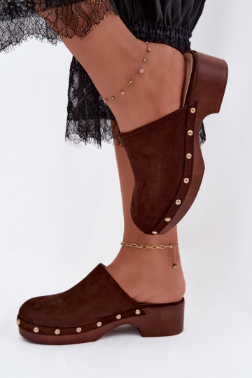 Damesklompen van faux suede in goud met studs Cherryelle