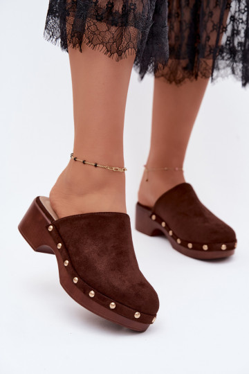 Damesklompen van faux suede in goud met studs Cherryelle 2