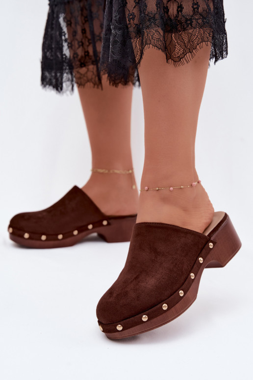 Damesklompen van faux suede in goud met studs Cherryelle
