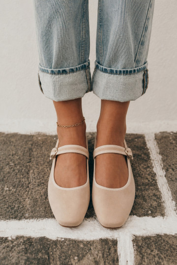 Dames ballerina's met bandjes in zandkleur faux suede Birchia