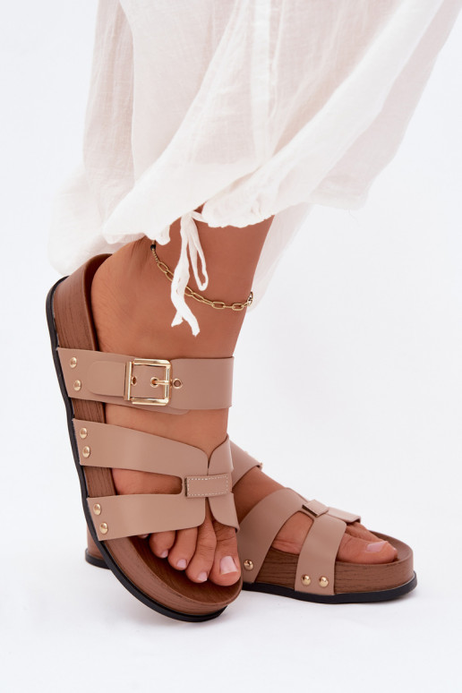 Dameslippers van faux leather met gespen in zandkleur Cambria