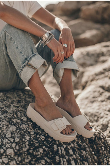 Beige dames slippers met platform en gespen Caramel