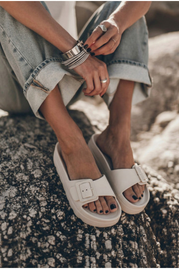 Beige dames slippers met platform en gespen Caramel 2