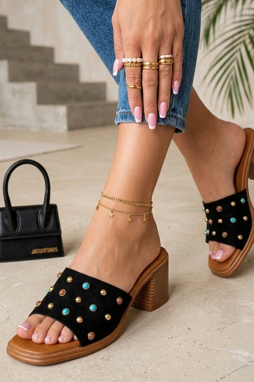 Zwarte klompen op chunky hak versierd met studs Iris