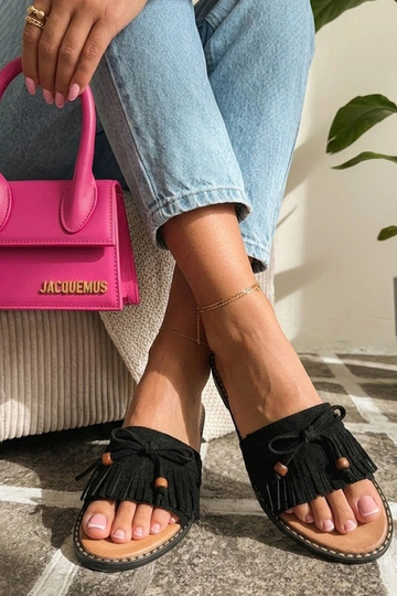 Zwarte damesklompen met kwastjes van faux suede Aurelia 2