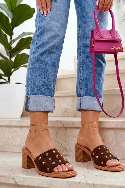Bruine klompen op een chunky hak met studs Iris