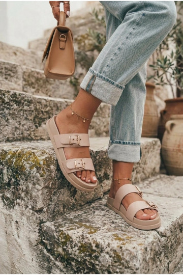 Dames sandkleurige slippers met gouden gespen Vilja