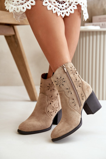 Enkellaarsjes met kantdetails en hakken van faux suede in zandkleur Nevishiia 2