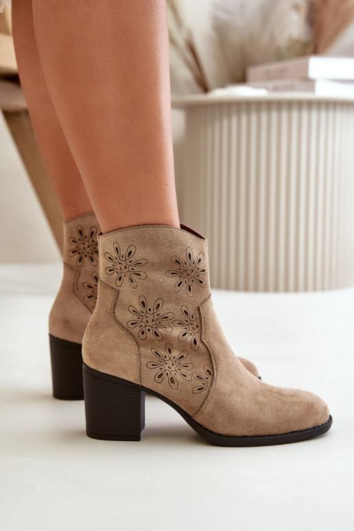 Enkellaarsjes met kantdetails en hakken van faux suede in zandkleur Nevishiia